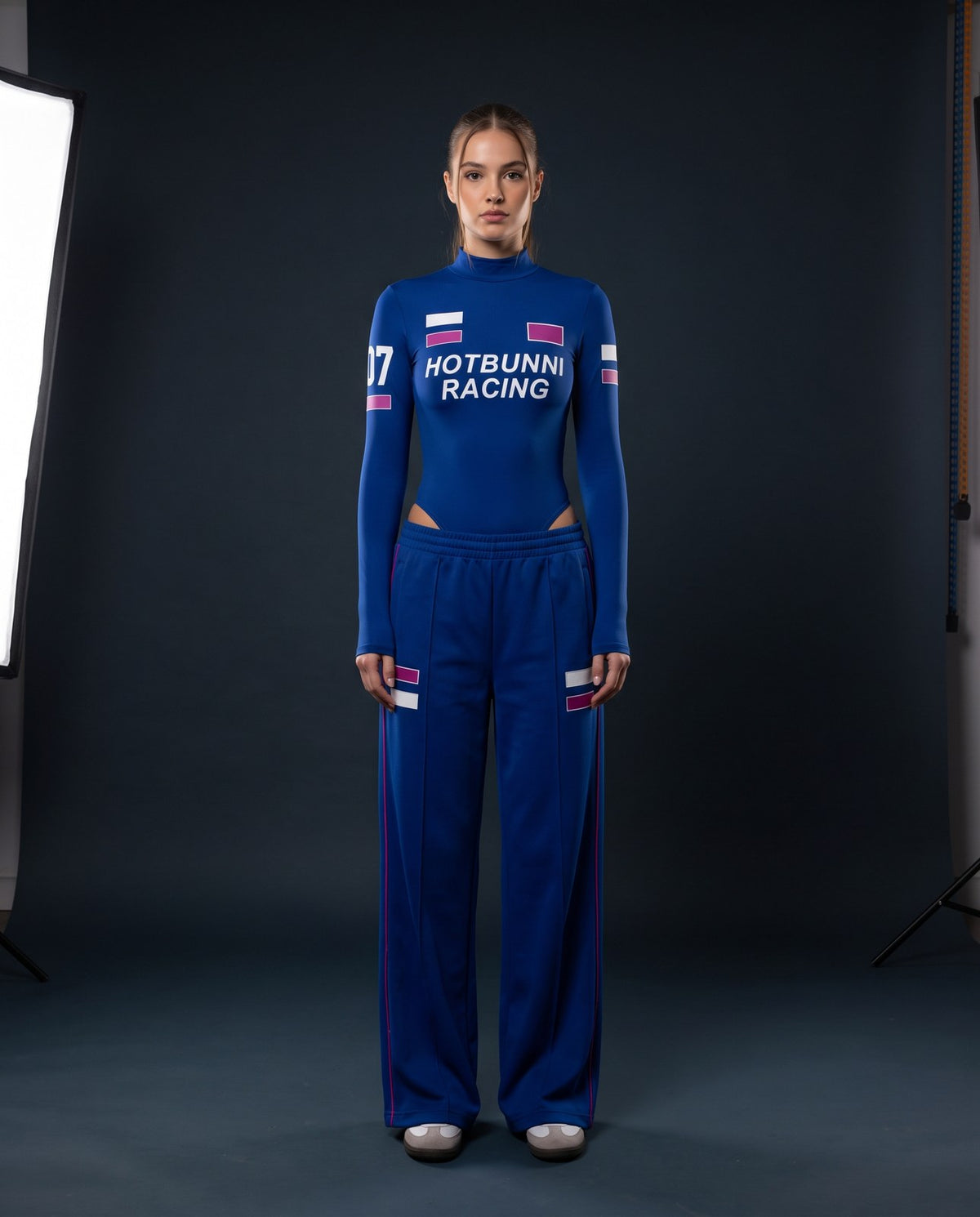 Frau trägt das Racing-Set in Team-Blau, Vorderansicht in Ganzkörperaufnahme